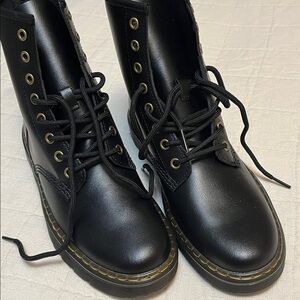 Women’s size 9, men’s size 8, Dr. Martens  ZAVALA